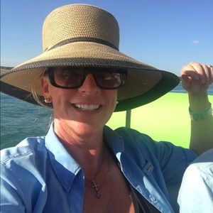 Meet your Posher, Laura